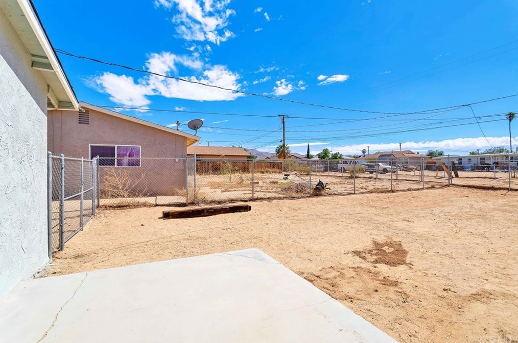 5530 Lupine Ave, Twntynine Plm CA  92277-1468 exterior