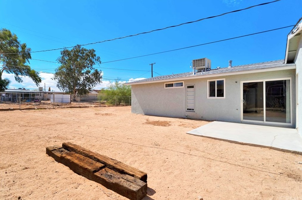 5530 Lupine Ave, Twntynine Plm CA  92277-1468 exterior