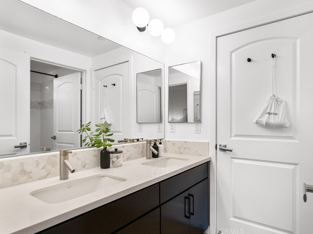 1638 Lucretia Ave, Los Angeles CA  90026-2650 exterior