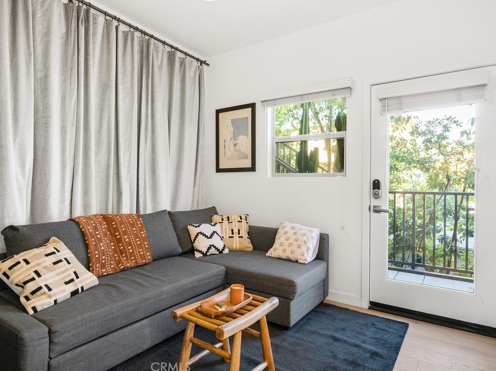 1638 Lucretia Ave, Los Angeles CA  90026-2650 exterior