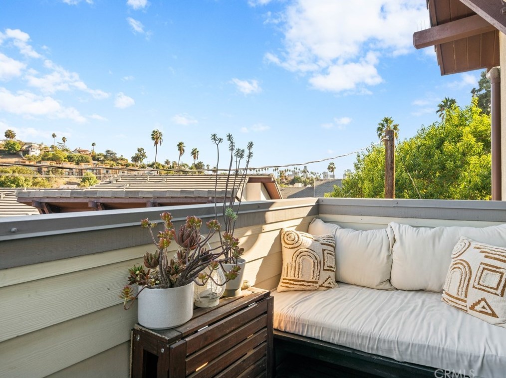 1638 Lucretia Ave, Los Angeles CA  90026-2650 exterior