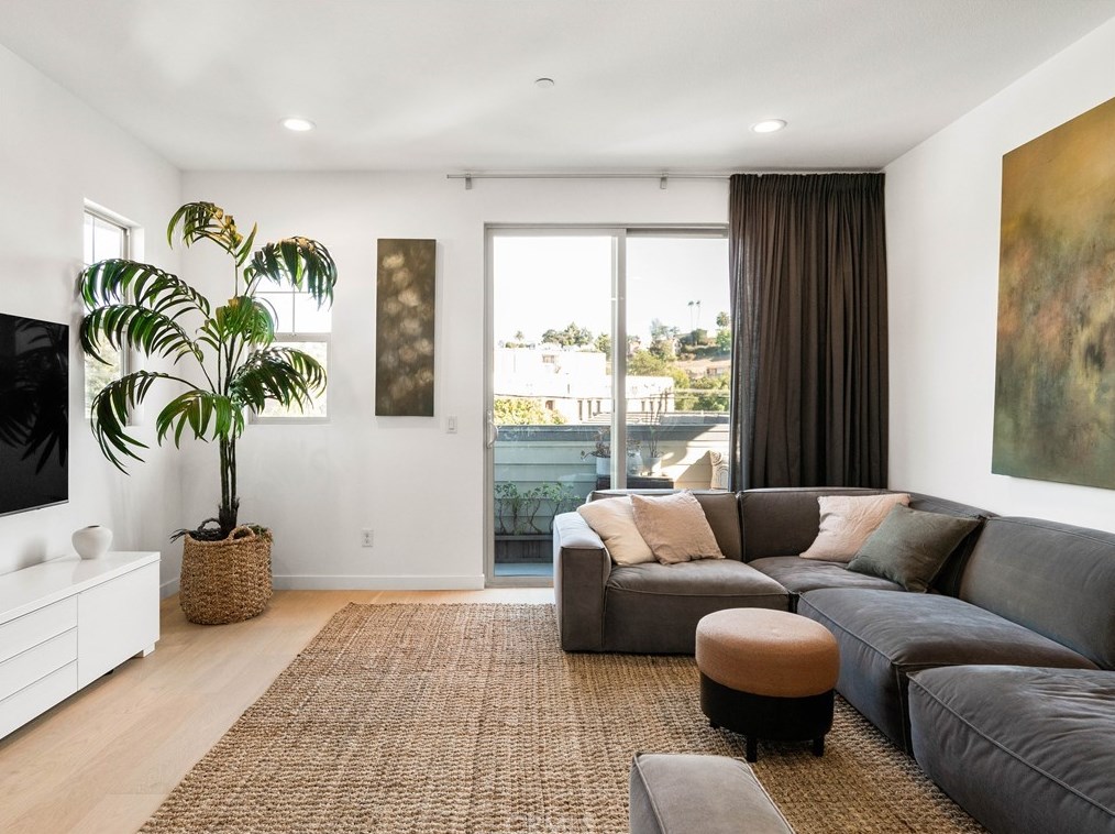1638 Lucretia Ave, Los Angeles, CA 90026-2650