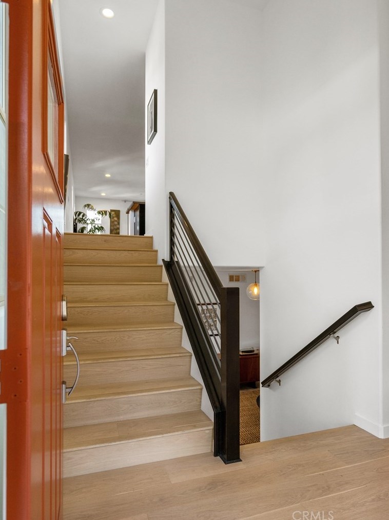 1638 Lucretia Ave, Los Angeles CA  90026-2650 exterior