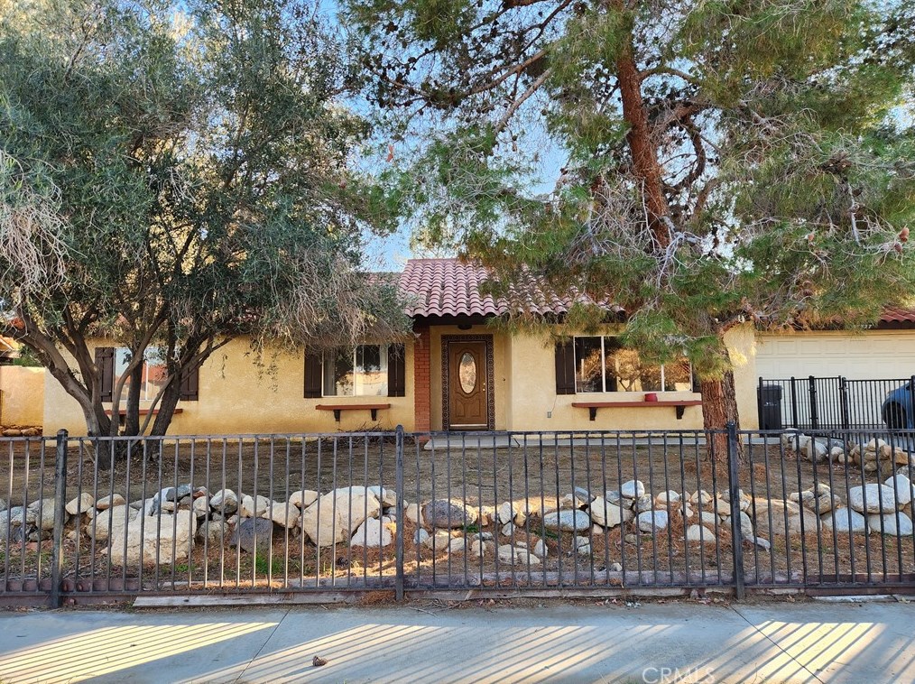 56827 Navajo Trl, Yucca Valley, CA 92284-4010