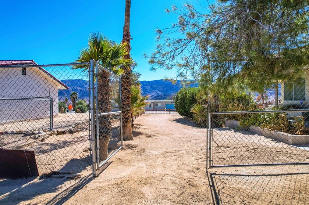 71730 Sunnyslope Dr, Twntynine Plm CA  92277-1946 exterior