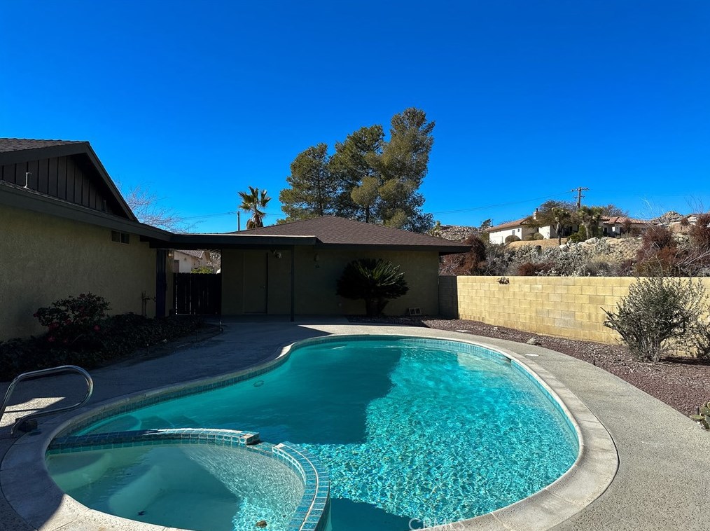 6451 Red Bluff Ave, Yucca Valley, CA 92284-2262