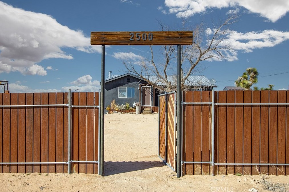 2500 Center Ave, Joshua Tree CA  92252-3387 exterior