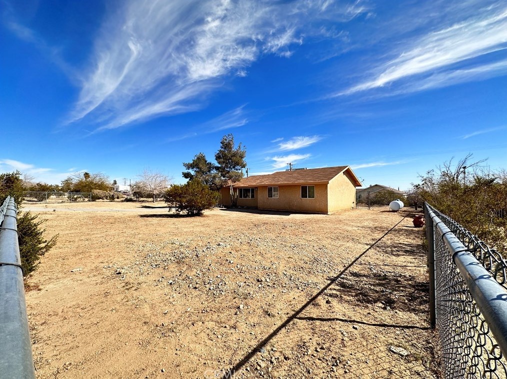 4657 Avenida Del Sol, Joshua Tree CA  92252-1501 exterior