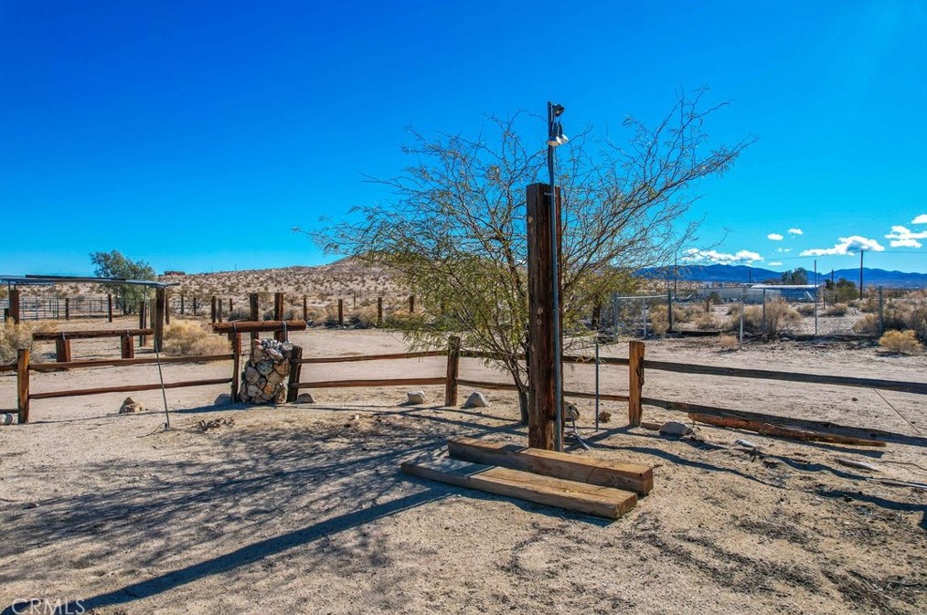 4999 Araby Ave, Twntynine Plm CA  92277-6744 exterior