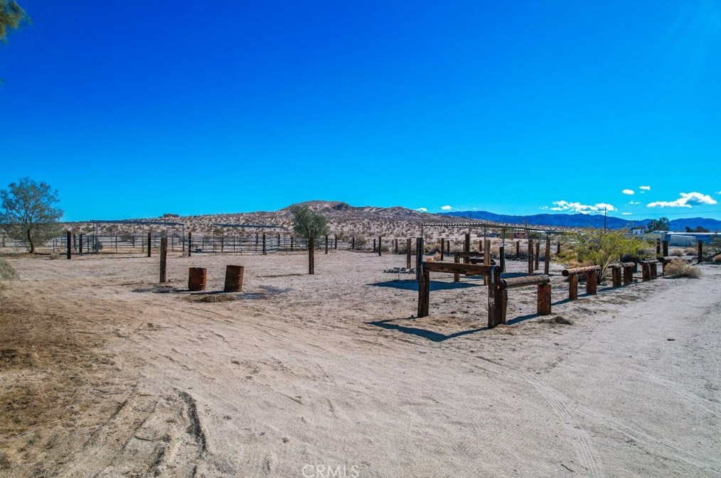 4999 Araby Ave, Twntynine Plm CA  92277-6744 exterior