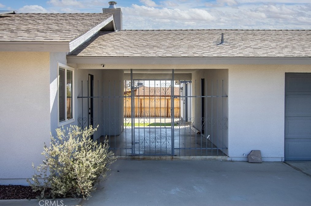 5837 La Luna Ave, Twntynine Plm CA  92277-5210 exterior