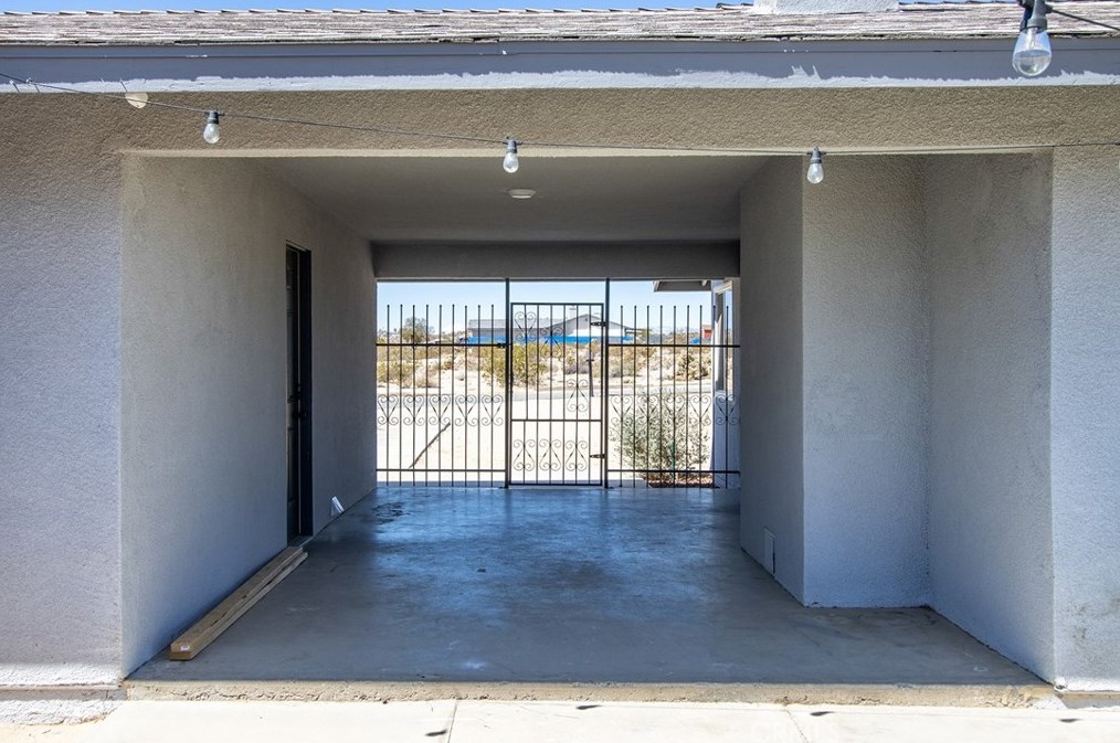 5837 La Luna Ave, Twntynine Plm CA  92277-5210 exterior