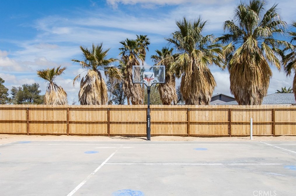 5837 La Luna Ave, Twntynine Plm CA  92277-5210 exterior