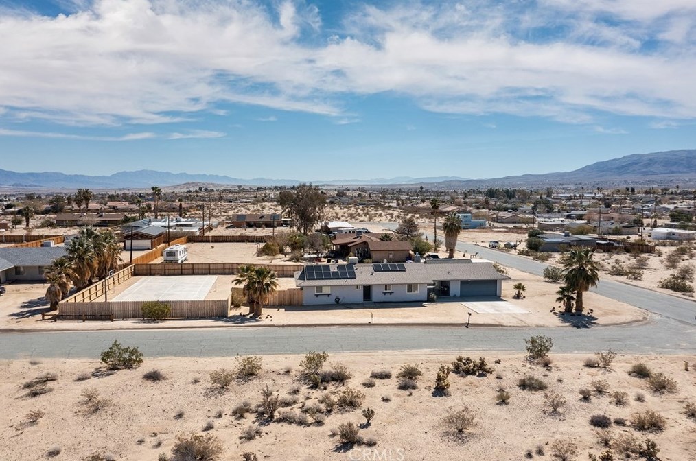 5837 La Luna Ave, Twntynine Plm CA  92277-5210 exterior