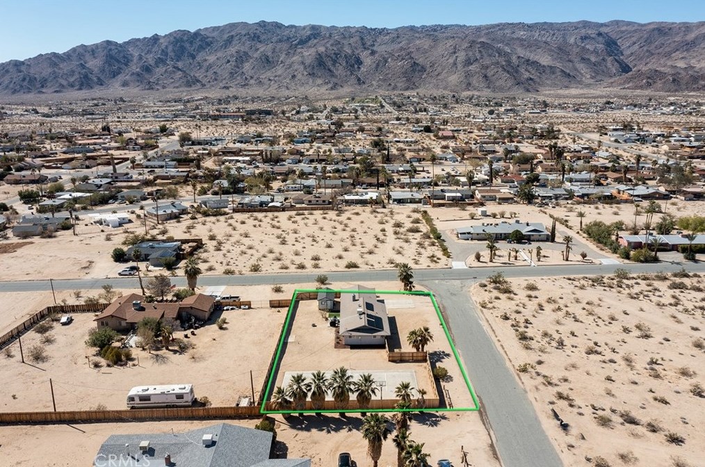 5837 La Luna Ave, Twntynine Plm CA  92277-5210 exterior