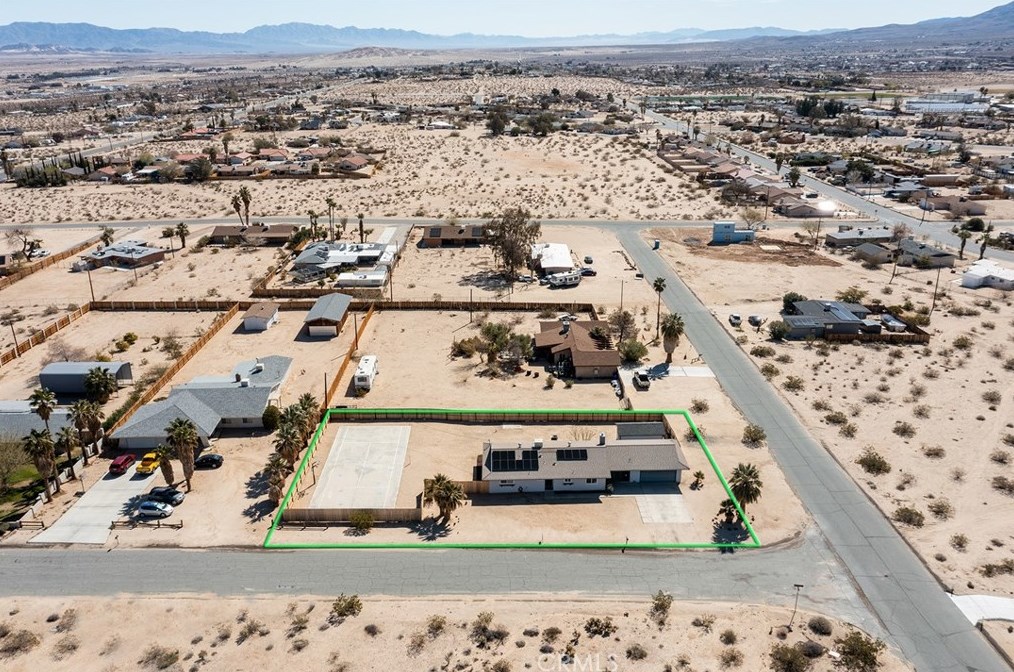 5837 La Luna Ave, Twntynine Plm CA  92277-5210 exterior