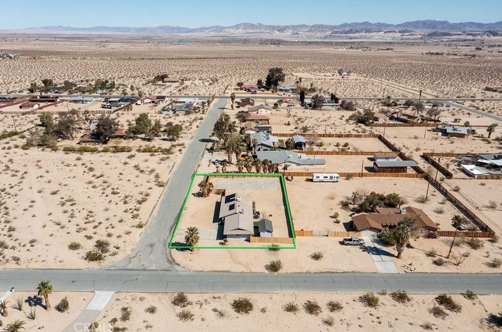 5837 La Luna Ave, Twntynine Plm CA  92277-5210 exterior