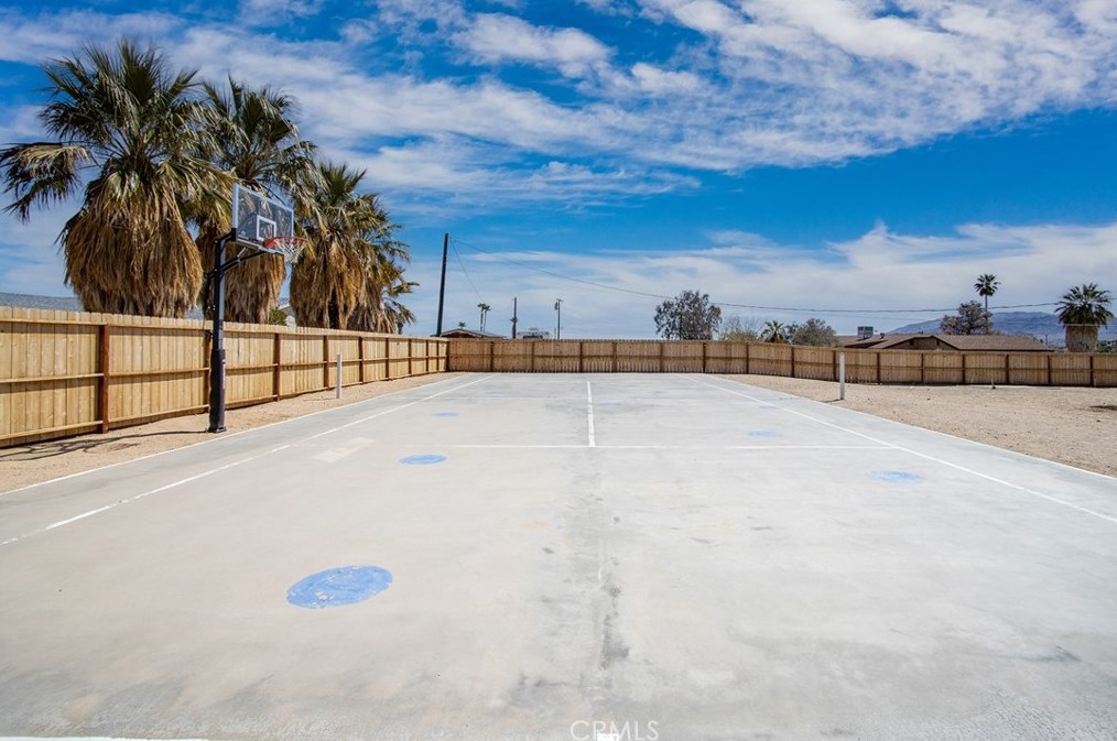 5837 La Luna Ave, Twntynine Plm CA  92277-5210 exterior