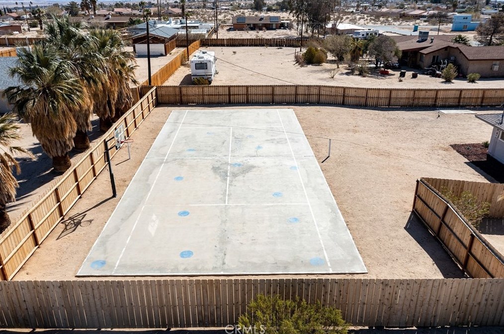 5837 La Luna Ave, Twntynine Plm CA  92277-5210 exterior