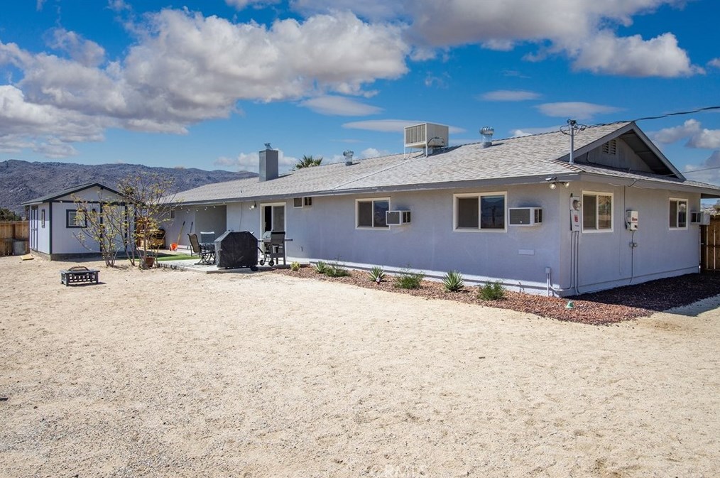 5837 La Luna Ave, Twntynine Plm CA  92277-5210 exterior