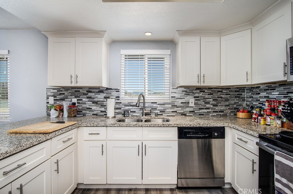 5837 La Luna Ave, Twntynine Plm CA  92277-5210 exterior