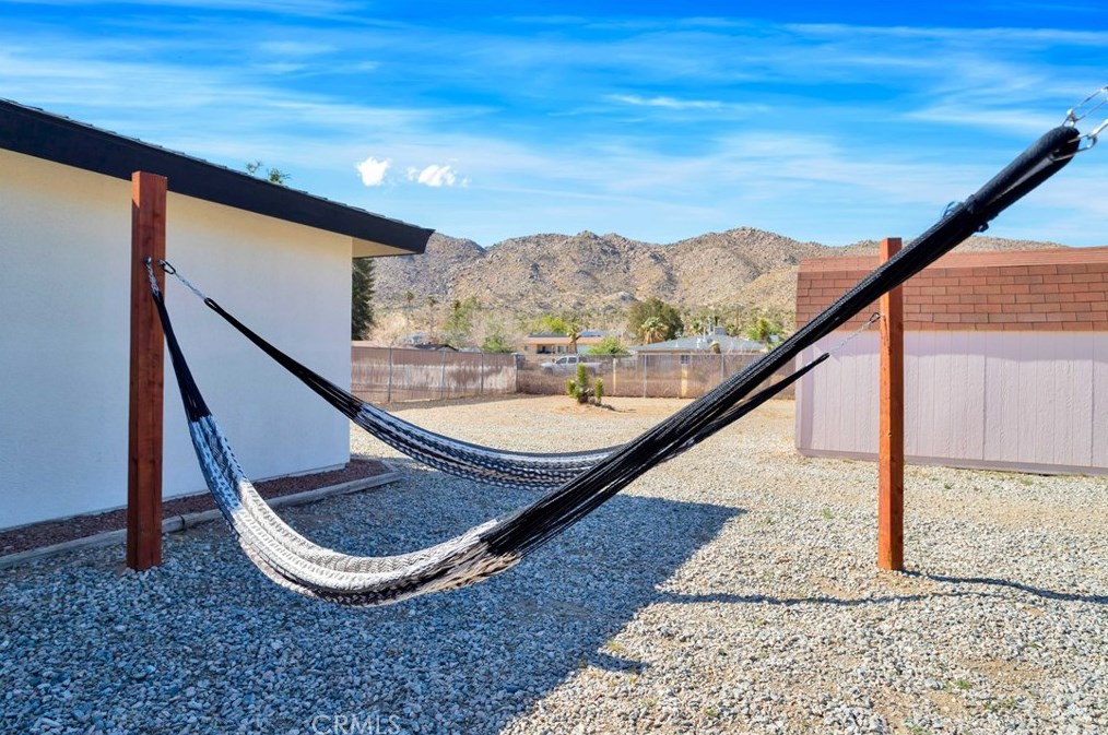 6989 Cholla Ave, Yucca Valley CA  92284-2704 exterior