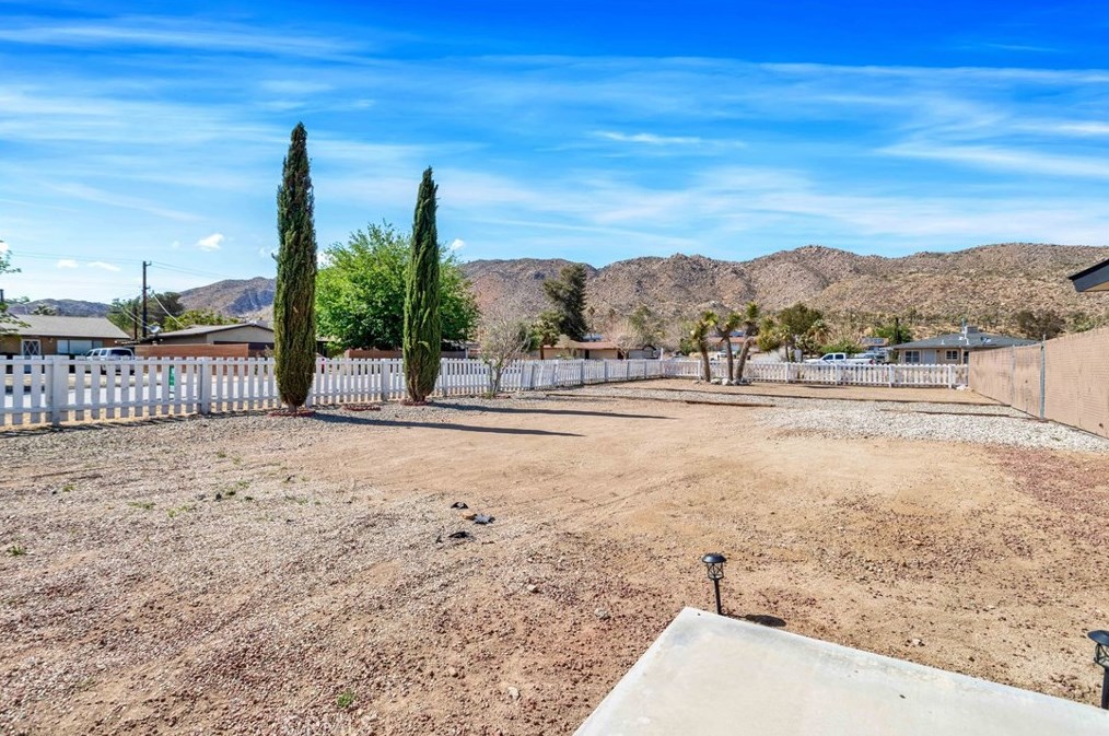 6989 Cholla Ave, Yucca Valley CA  92284-2704 exterior