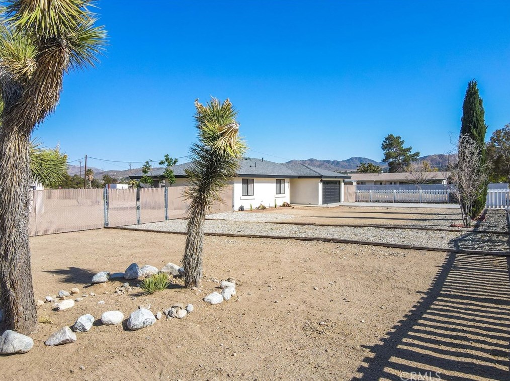 6989 Cholla Ave, Yucca Valley CA  92284-2704 exterior