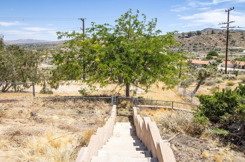 7554 Pinon Dr, Yucca Valley CA  92284-8300 exterior