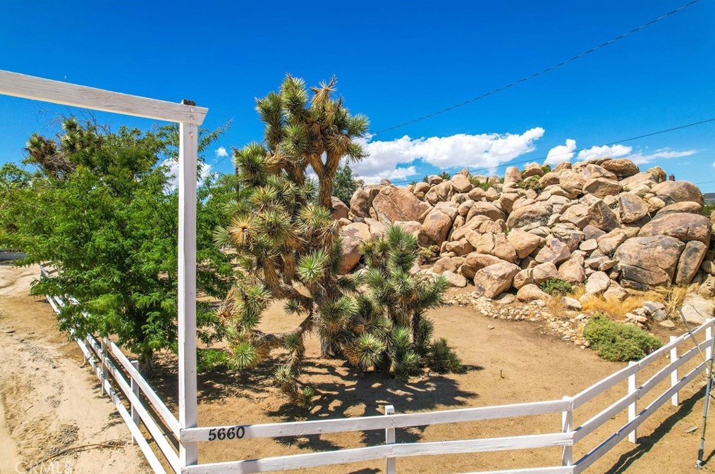 5660 Rowell Rd, Yucca Valley, CA 92284-2111