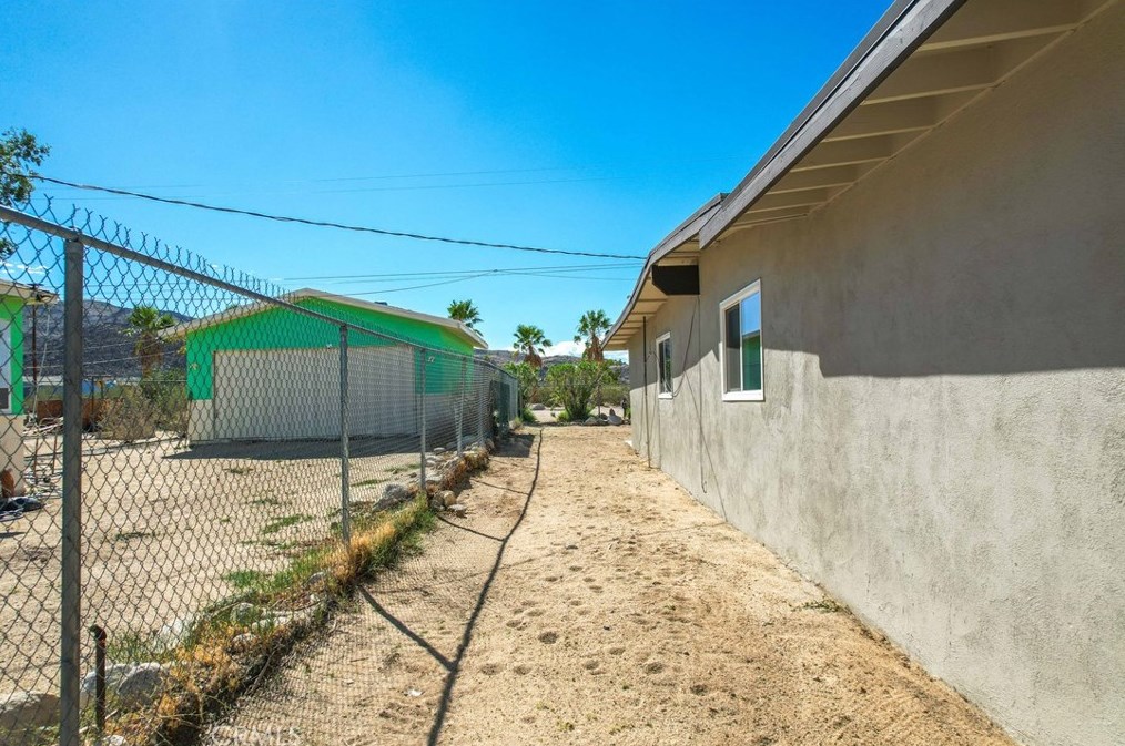 6942 Eucalyptus Ave, Twntynine Plm CA  92277-2838 exterior