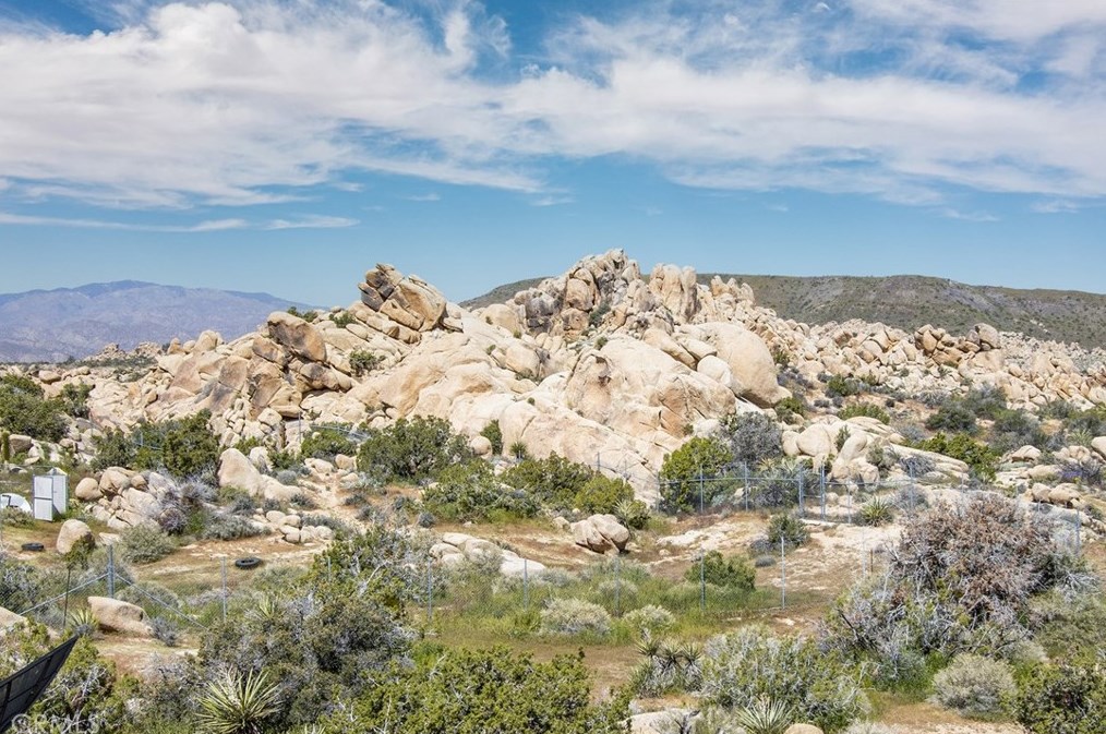 5550 Carlsbad Ave, Yucca Valley CA 92284-2095 exterior