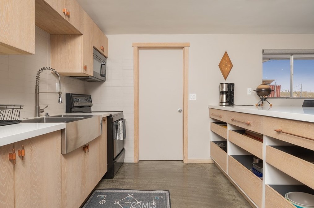 6328 Juniper Rd, Joshua Tree CA  92252-4142 exterior