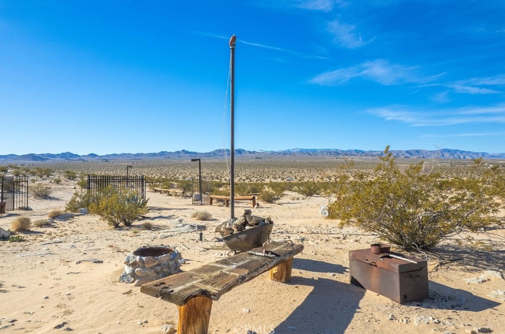 5929 Kickapoo Trl, Yucca Valley CA 92284-3168 exterior