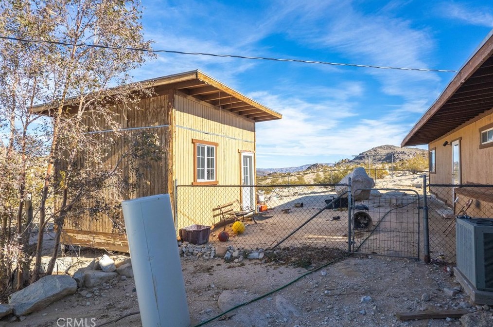 5929 Kickapoo Trl, Yucca Valley CA 92284-3168 exterior