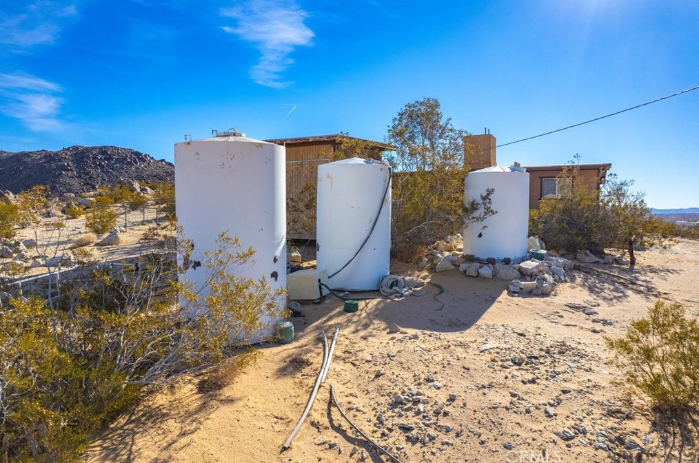 5929 Kickapoo Trl, Yucca Valley CA 92284-3168 exterior