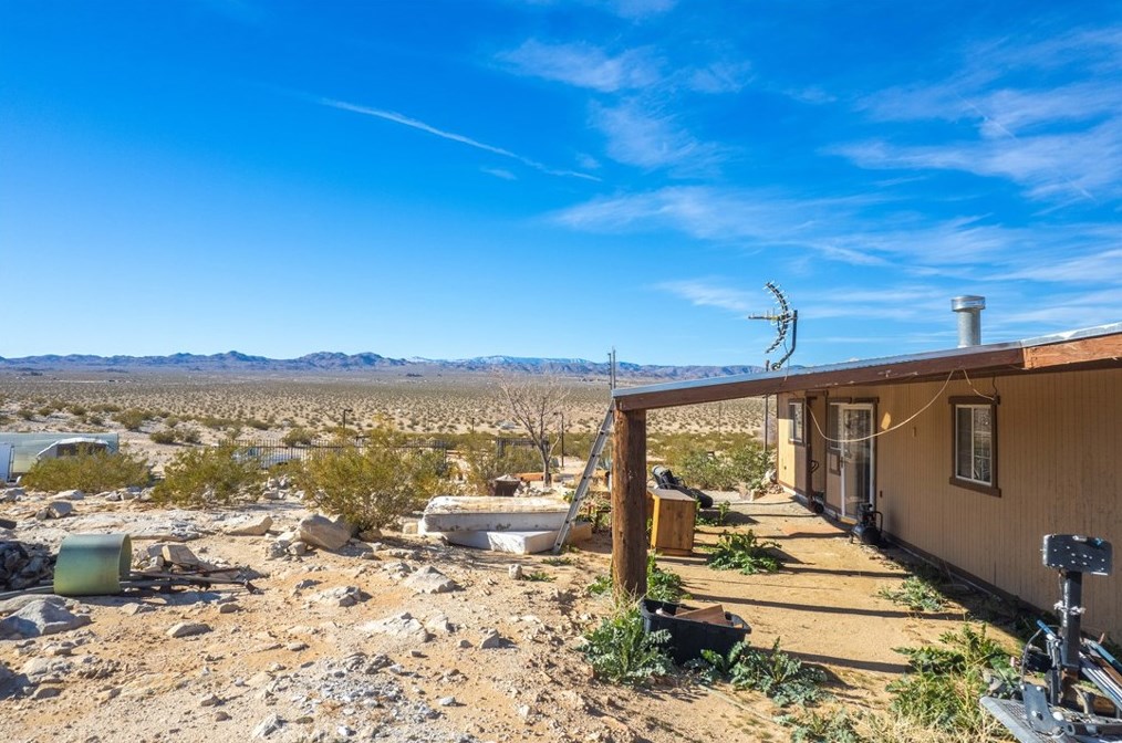 5929 Kickapoo Trl, Yucca Valley CA 92284-3168 exterior