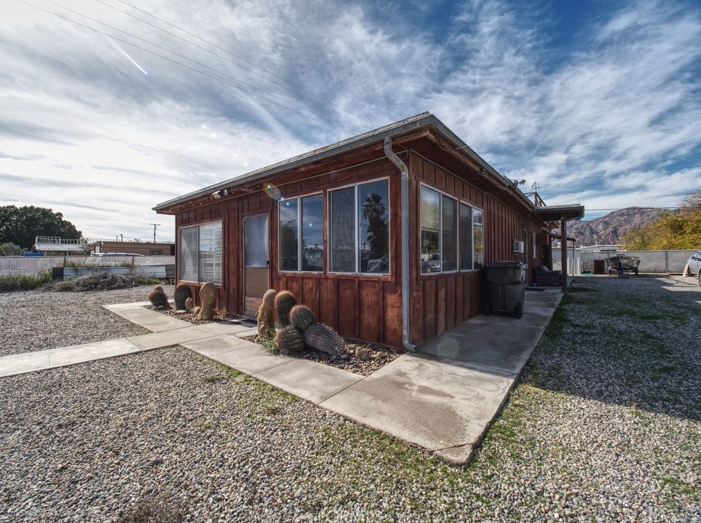 3431 Thermal Pl, Thermal, CA 92274-8302
