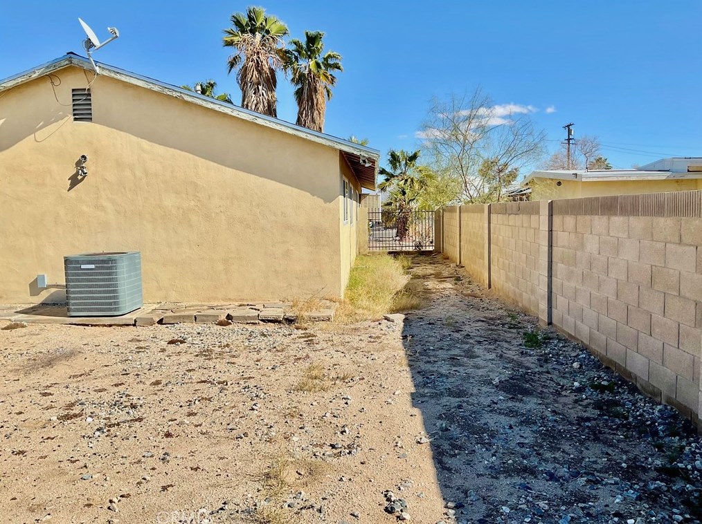 6352 Yucca Ave, Twntynine Plm CA  92277-3263 exterior