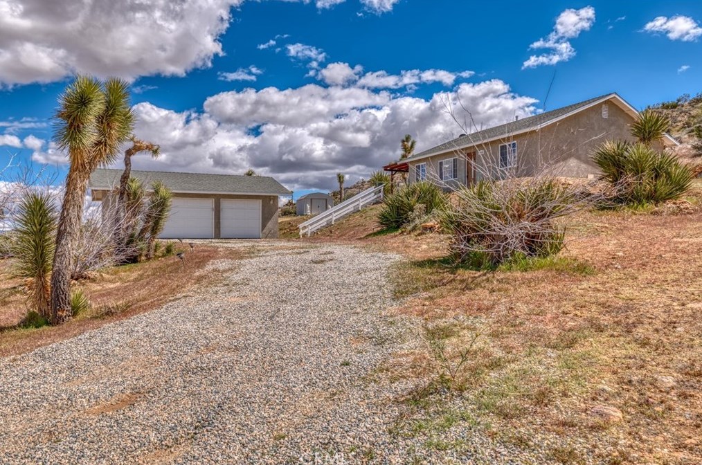 58375 Sierra Vista Dr, Yucca Valley, CA 92284-6682