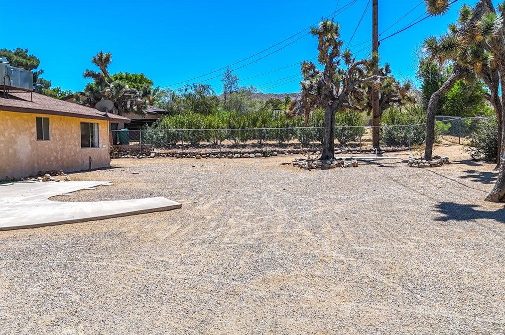 7930 Palm Ave, Yucca Valley CA 92284-4080 exterior