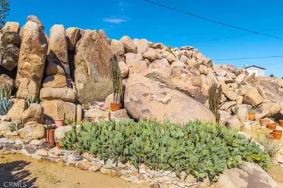 5660 Rowell Road, Yucca Valley, CA 92284 - Photo 8