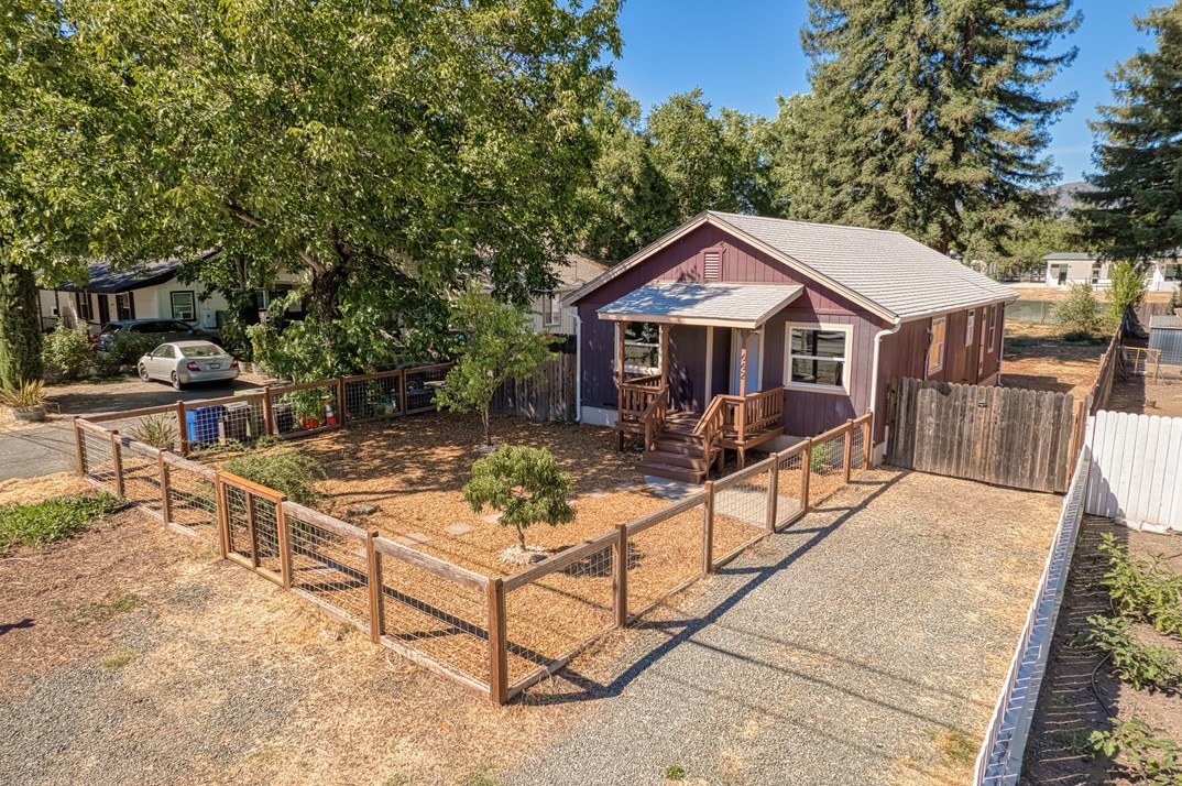 662 1st St, Upper Lake, CA 95485-9586