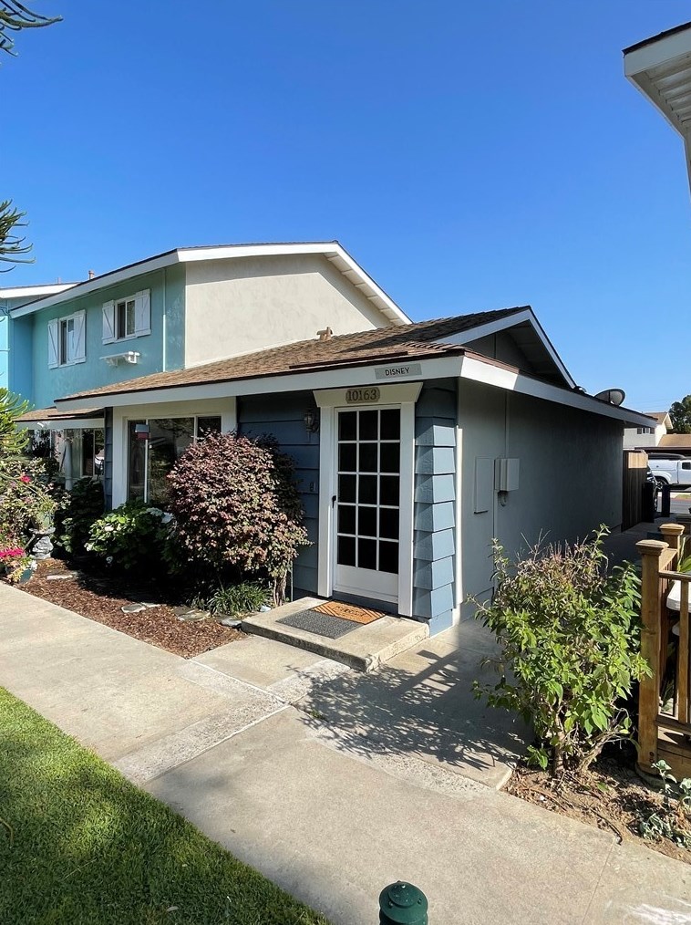 10163 Disney Cir, Huntington Beach, CA 92646-4329