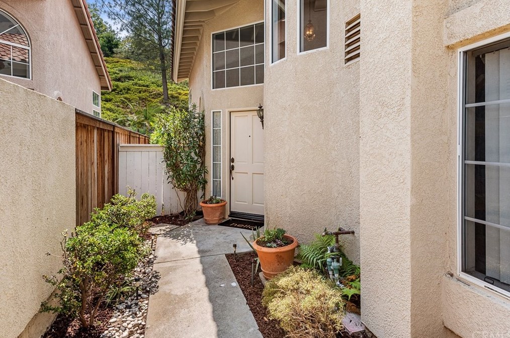 10 Pinyon Jay Ln, Laguna Beach, CA 92656-1750