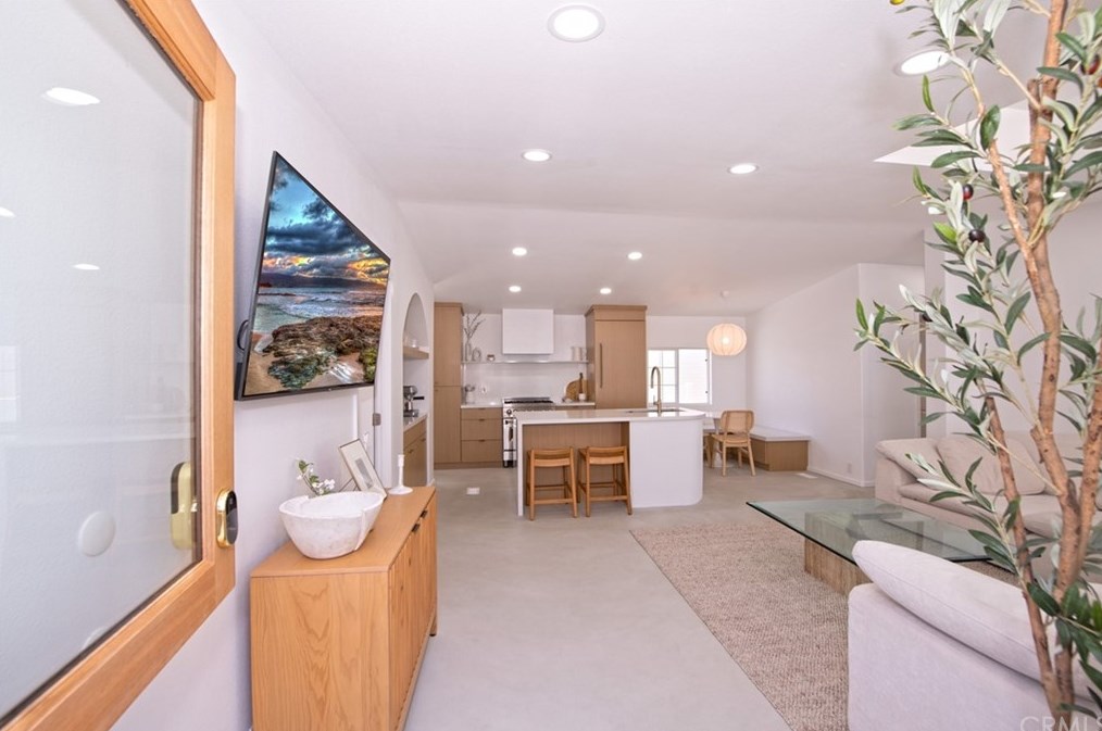 260 Mayflower Dr, Newport Beach, CA 92660