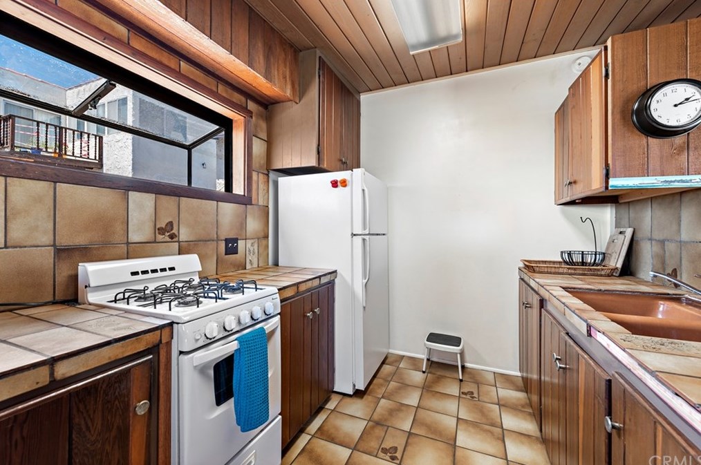 2845 Rounsevel Ter, Laguna Beach CA  92651-4127 exterior