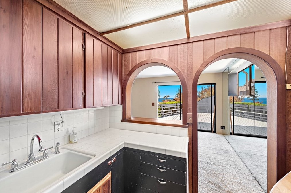 2845 Rounsevel Ter, Laguna Beach CA  92651-4127 exterior