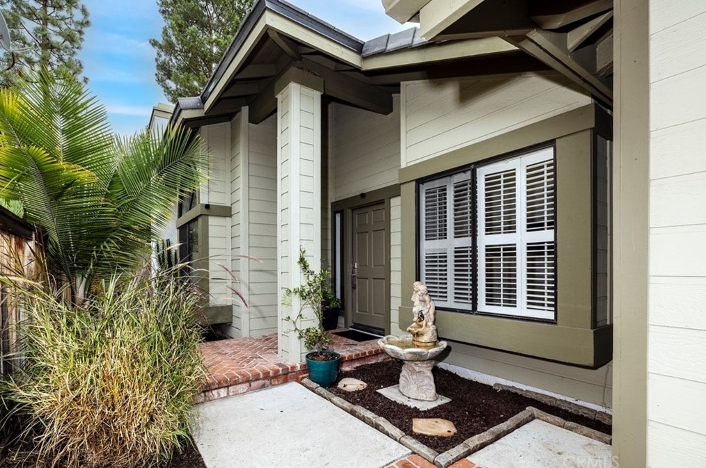 18 Carriage Hill Ln, Laguna Beach, CA 92653-6040