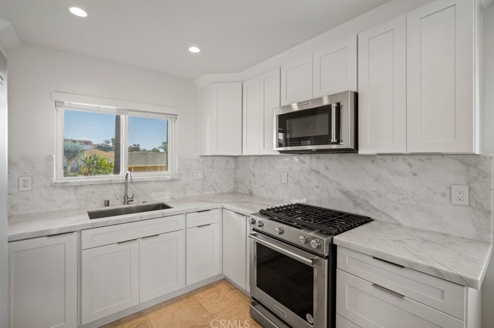 24231 Las Naranjas Dr, Laguna Beach CA  92677-2116 exterior